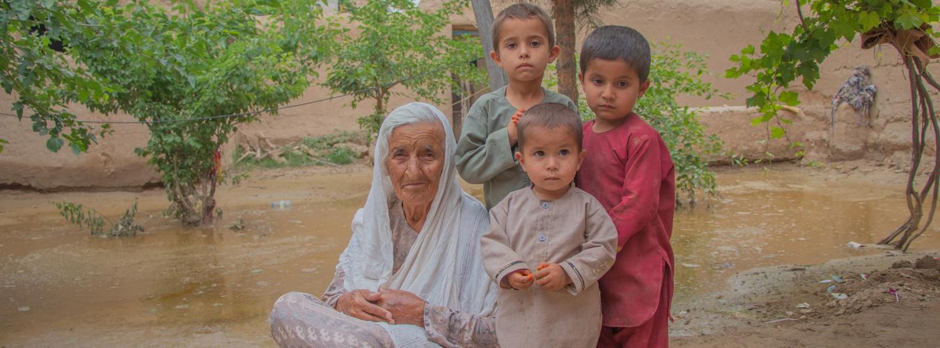 Bigom, una abuela de 80 años, estaba con sus tres nietos cuando las violentas inundaciones azotaron su aldea en la provincia afgana de Baghlan. Sus nietos sufrieron daños debido a las crecidas, y todas sus ovejas murieron arrastradas por las aguas. Foto:UNICEF/ UNI577384/Osman Khayyam