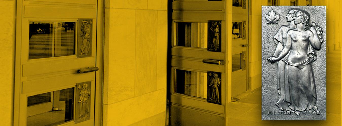 El 27 de marzo de 1953, el gobierno canadiense presentó siete puertas de alpaca para el edificio de la Asamblea General. En cada una de ellas hay cuatro paneles en bajorrelieve que simbolizan la fraternidad (recuadro), la paz, la justicia y la verdad. Foto:Naciones Unidas/DN