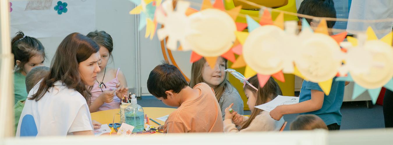 Unos niños haciendo manualidades con las trabajadoras de un centro de refugiados en Chișinău (Moldavia). El centro cuenta con servicios como educación, asistencia jurídica y médica. Foto:Foto: ONU/Mark Garten